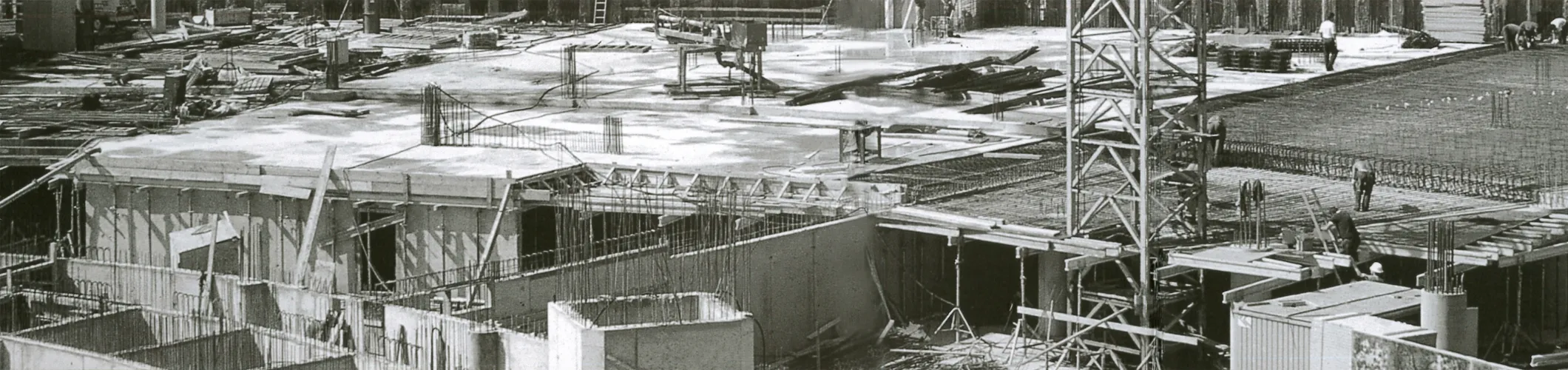 Baustelle mit Deckenschalung und Baugeräten – Kerscher Schalungsbedarf